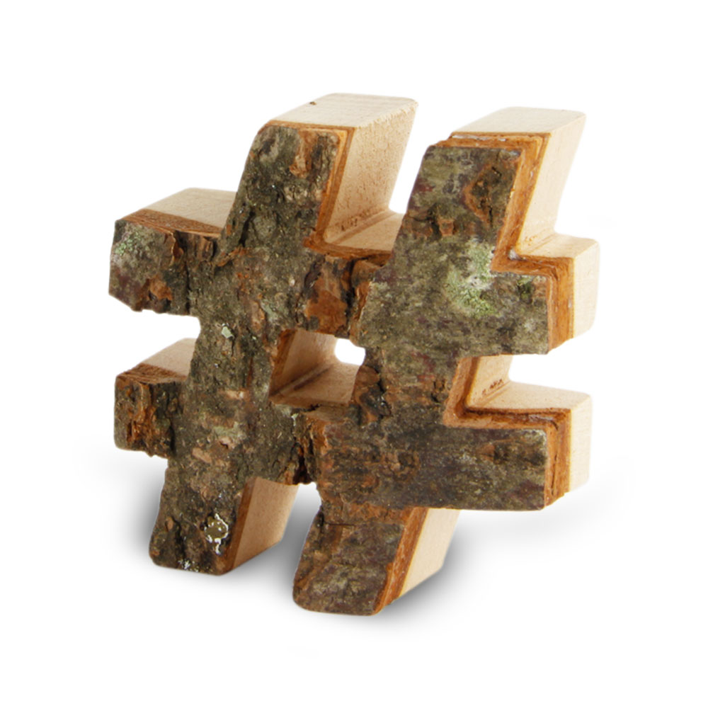Holzbuchstabe mit Rinde: #